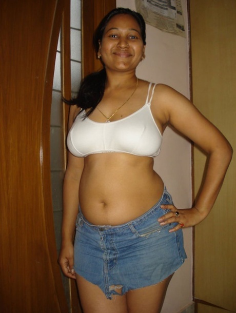 Indian plumper exposes upskirt underwear after freeing her boobs from a bra 98471172