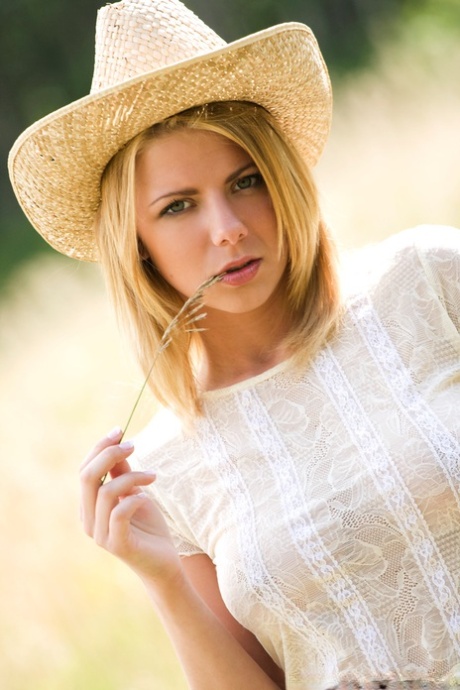 Blonde country girl Jana Davis gets naked in a field while wearing a straw hat 44463983