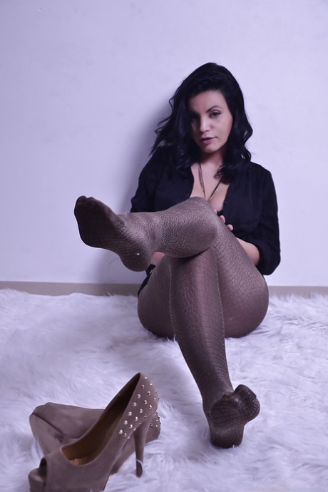 Nasty looking brunette babe Princess is a hot foot fetish model 55189225