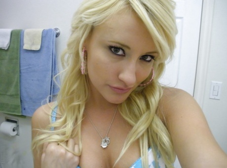 Amateur teen babe Mallory Rae Murphy strips and shows pussy 90225426