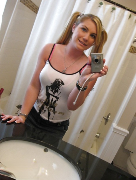 Amateur girlfriend Hayden Night posing naked in the bath 44214186