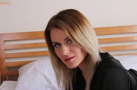 Luscious teen amateur Linda Ratonne toys herself intensely to get orgasm 86099773